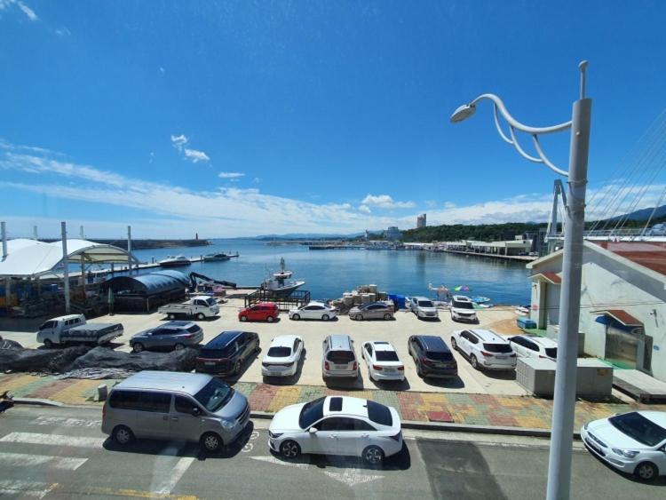 Bau Haus Villa Sokcho Bagian luar foto