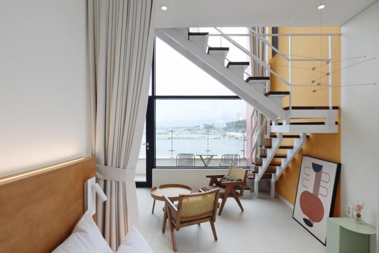 Bau Haus Villa Sokcho Bagian luar foto