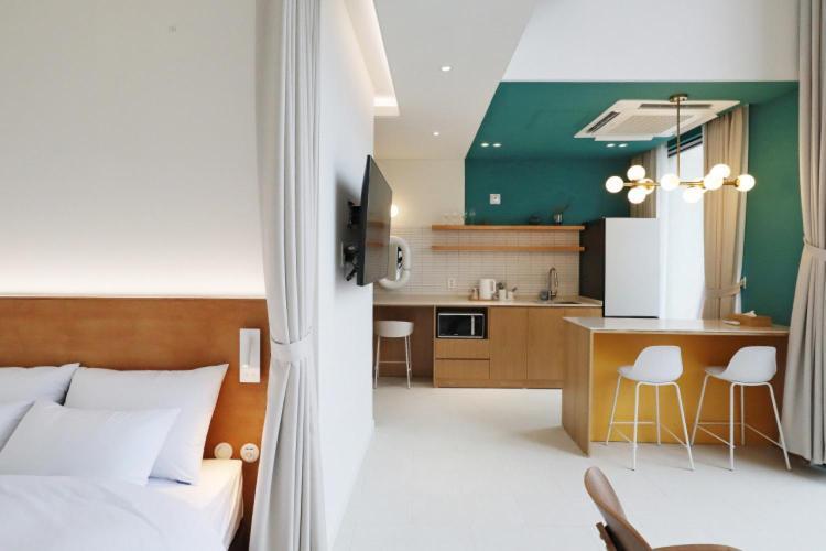 Bau Haus Villa Sokcho Bagian luar foto